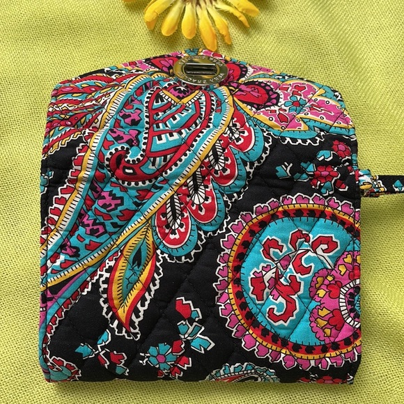 🌺 VERA BRADLEY; Beautiful Unique Floral Design Wristlet w/Zippered Pouch NICE!! - Picture 12 of 14